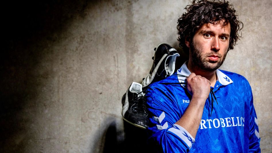 Trainer-coach van voetbalclub A (uit A) op de sofa