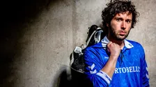 Thumbnail for article: Trainer-coach van voetbalclub A (uit A) op de sofa