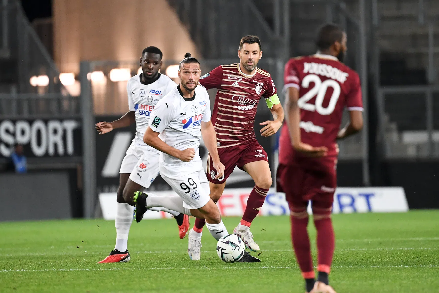 Carroll (ex-Liverpool) duikt op met heerlijke goal in Ligue 2