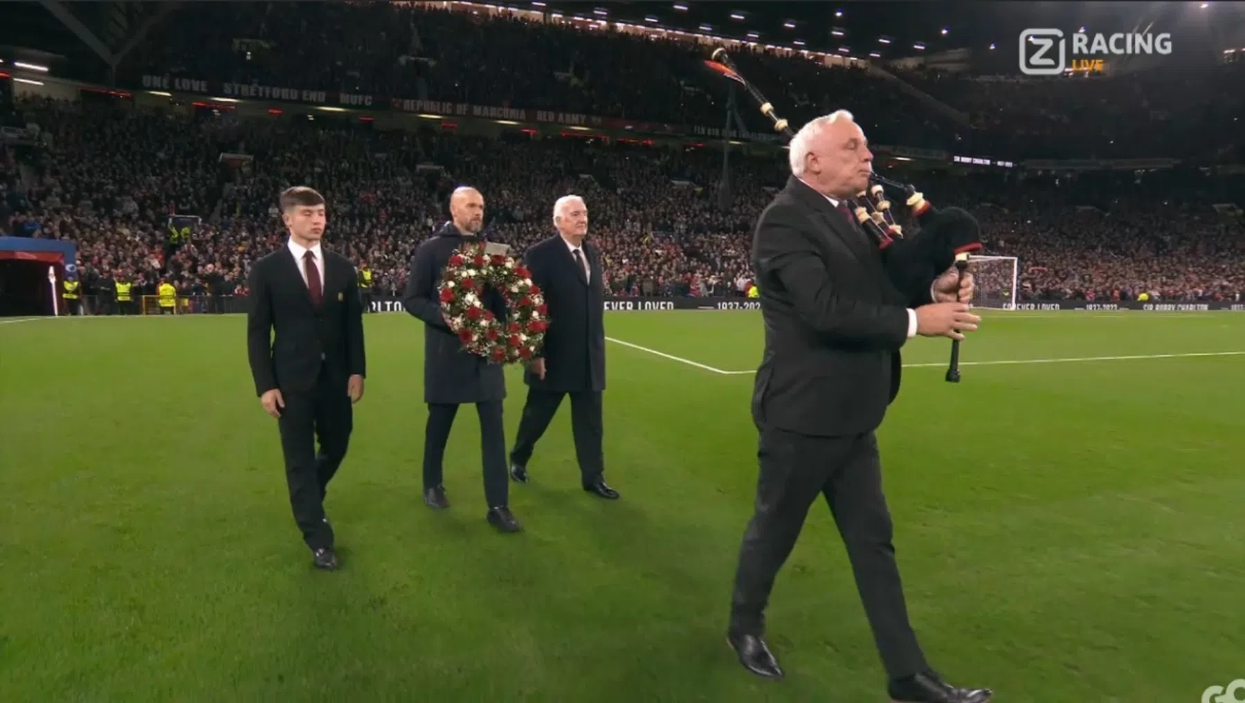  Prachtige beelden: Ten Hag deelt in eerbetoon aan Sir Bobby Charlton