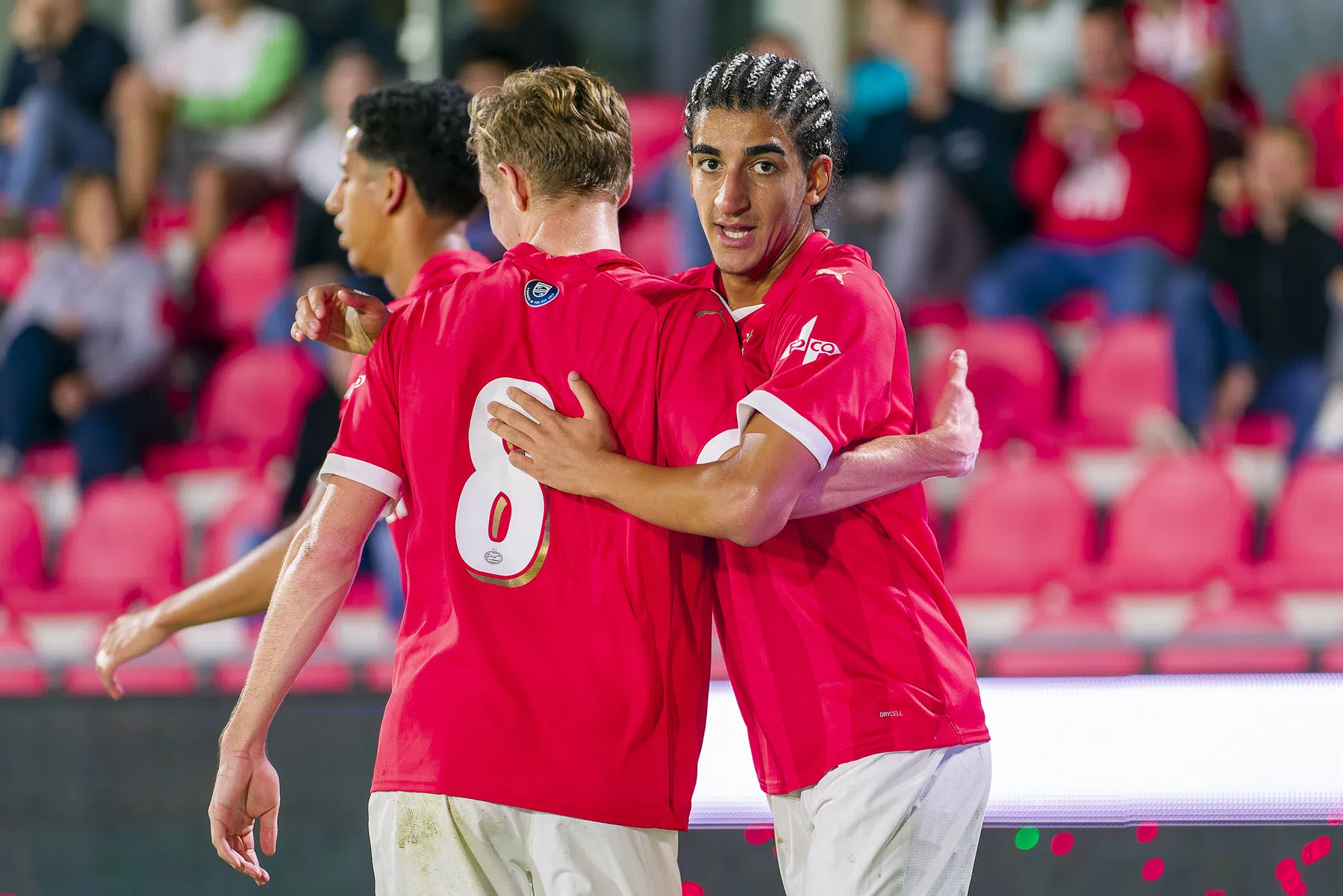 PSV-talenten lopen rood aan en gaan ten onder in Frankrijk