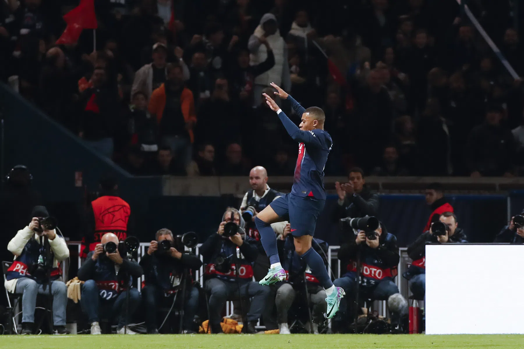 Mbappé helpt PSG in broedertwist, Dortmund krijgt St. James' Park stil
