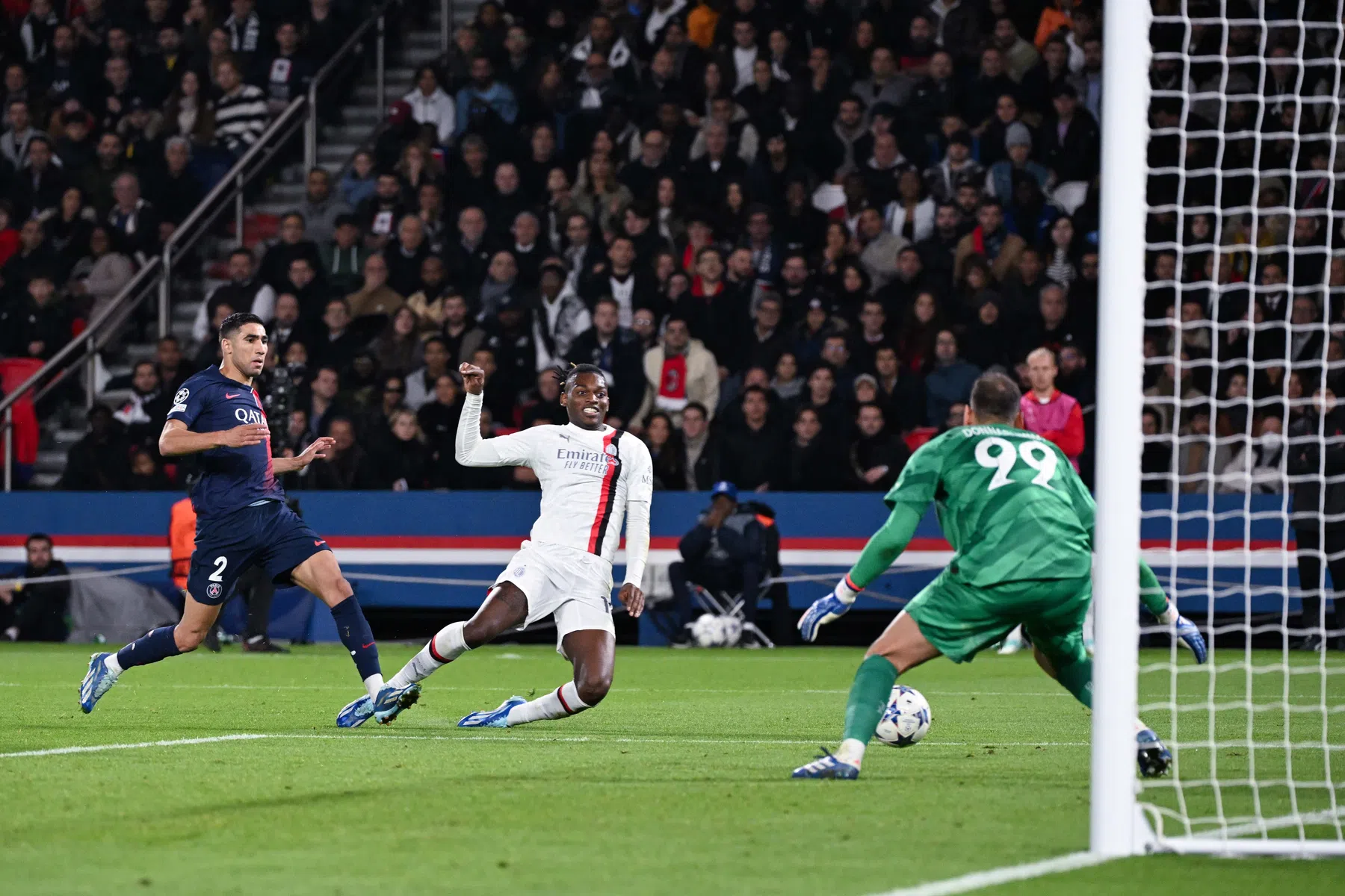 Donnarumma 'helpt' AC Milan aan Italiaans Champions League-record