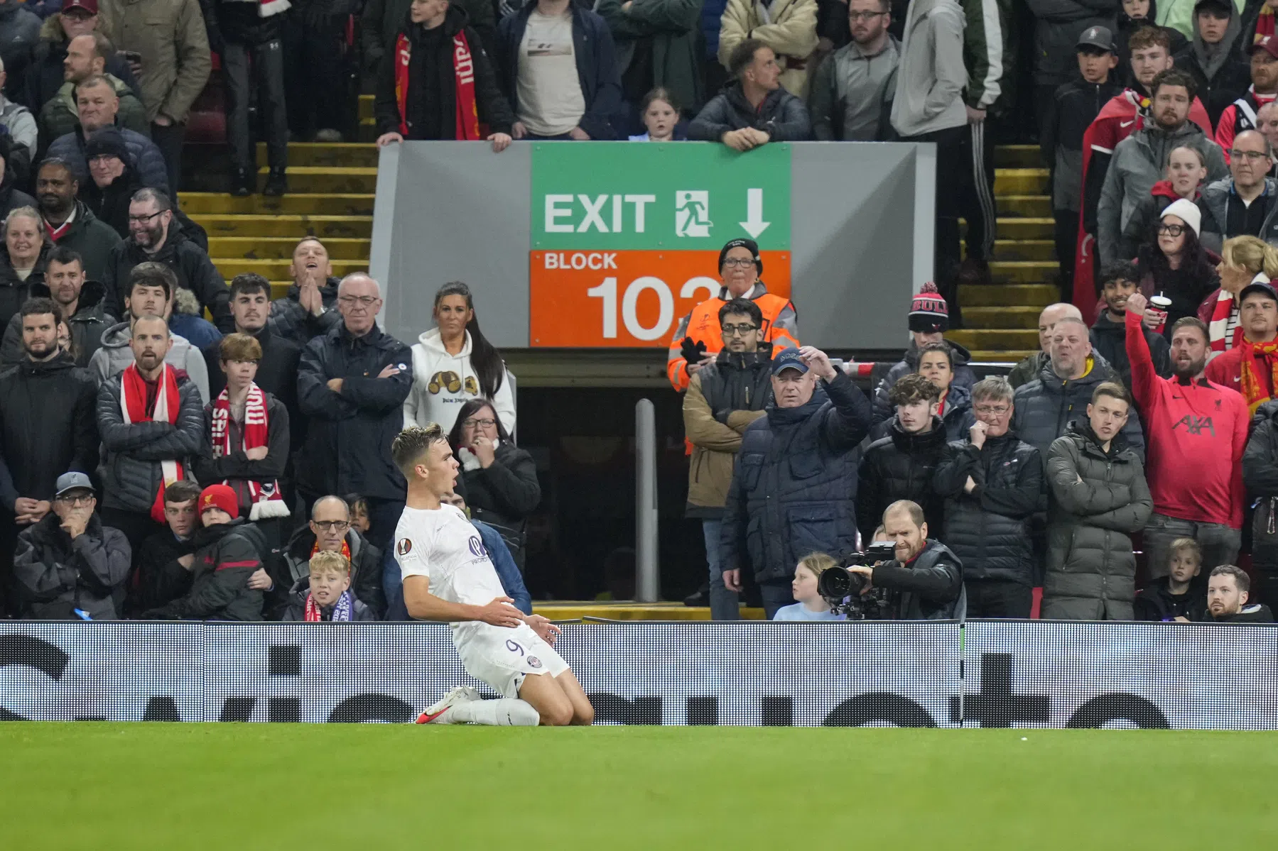 Gravenberch en Dallinga scoren op Anfield, nog meer slecht nieuws voor AZ
