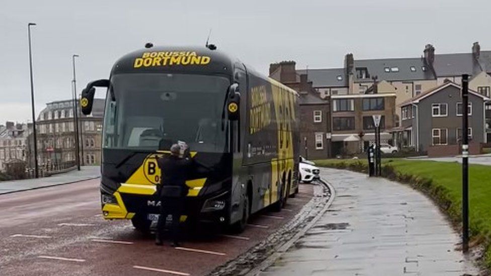 Parkeerwachter kent geen genade voor spelersbus van Borussia Dortmund