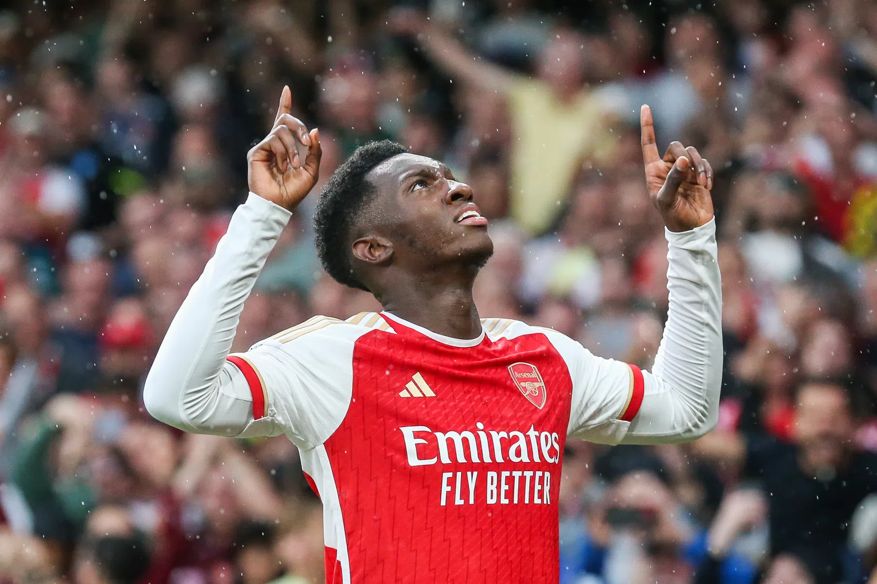 Nketiah staat op met hattrick, goal van veertig meter bij Bournemouth
