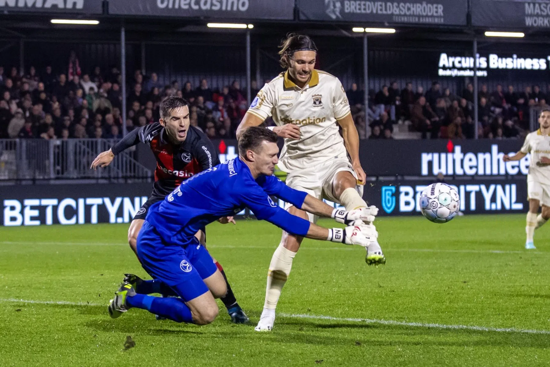 Hake begrijpt Gözübüyük niet: 'Ik denk dat dit een honderd procent-penalty is'
