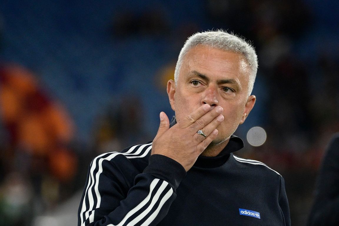 Mourinho spreekt van 'respectloze' arbitrage: 'Hij gaf gerichte kaarten'