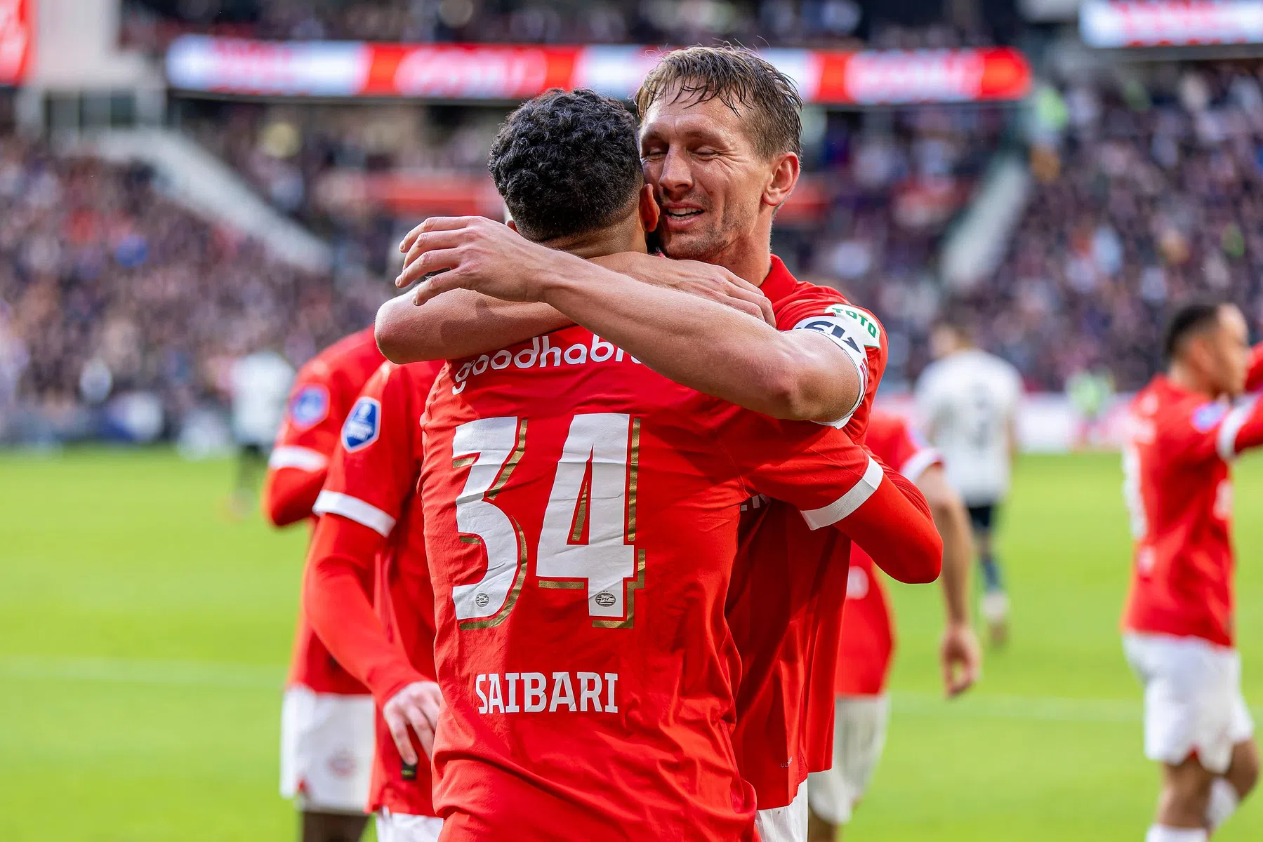 Ajax-plaaggeest De Jong schrijft geschiedenis en is Kuijt voorbij