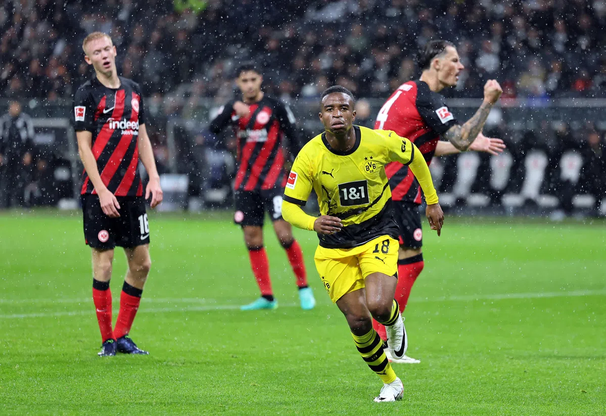 Borussia Dortmund recht meermaals de rug en voorkomt eerste ...