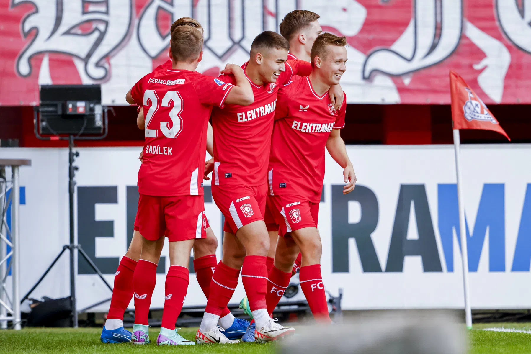 FC Twente deelt dreun uit en bezorgt Feyenoord eerste nederlaag in Eredivisie