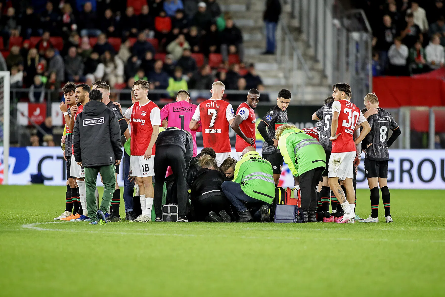 AZ-NEC definitief gestaakt: Dost weer bij kennis na instorting op veld