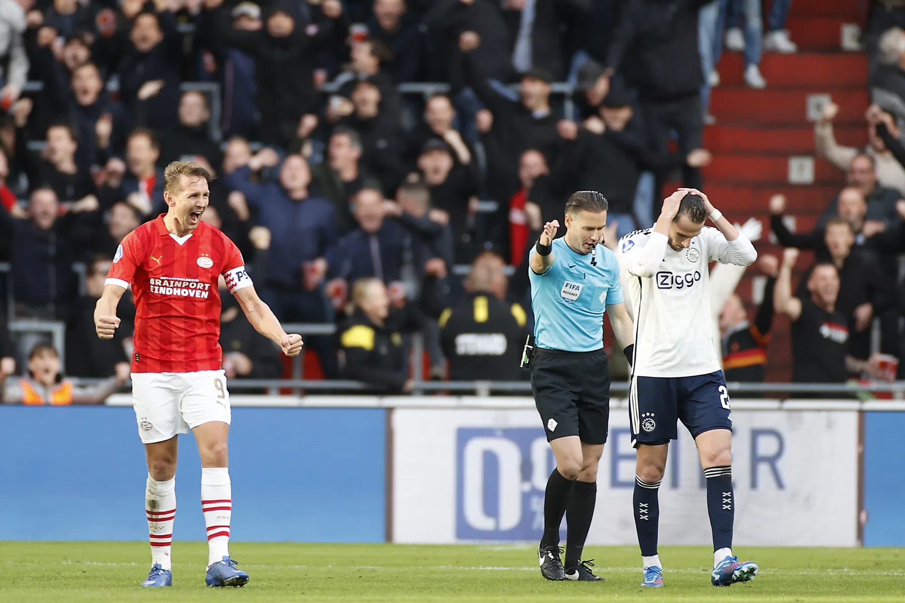Ajax na knotsgekke clash met foutloos PSV nieuwe hekkensluiter
