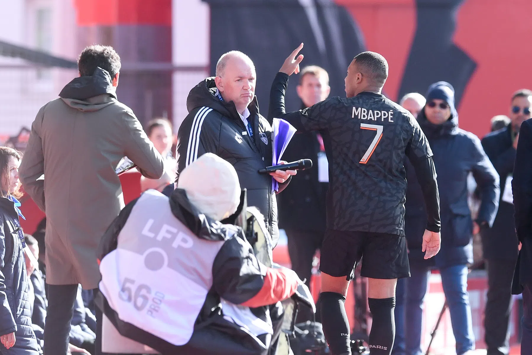 Mbappé bekritiseerd wegens obsceen gebaar: 'Ik vind zijn reactie belachelijk'