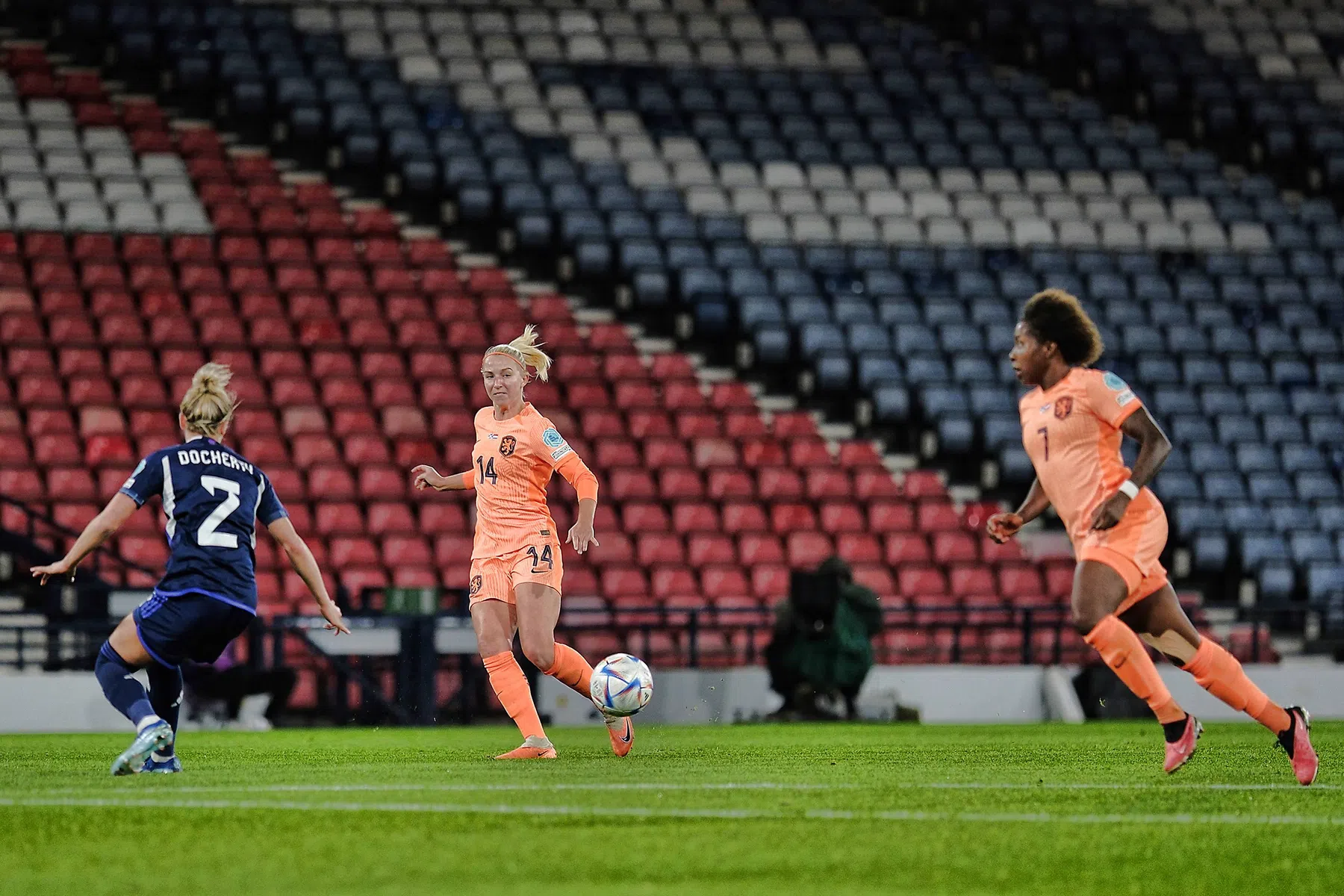 Nederlandse vrouwen verstevigen koppositie in Nations League
