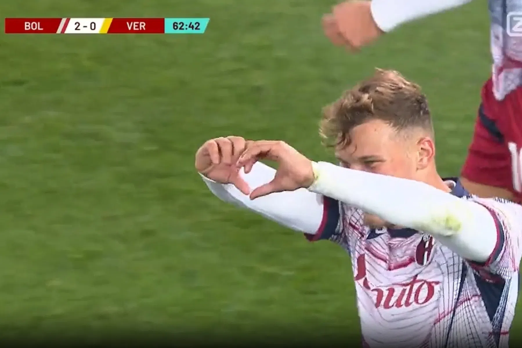 Van Hooijdonk dolgelukkig met zijn eerste goal voor Bologna