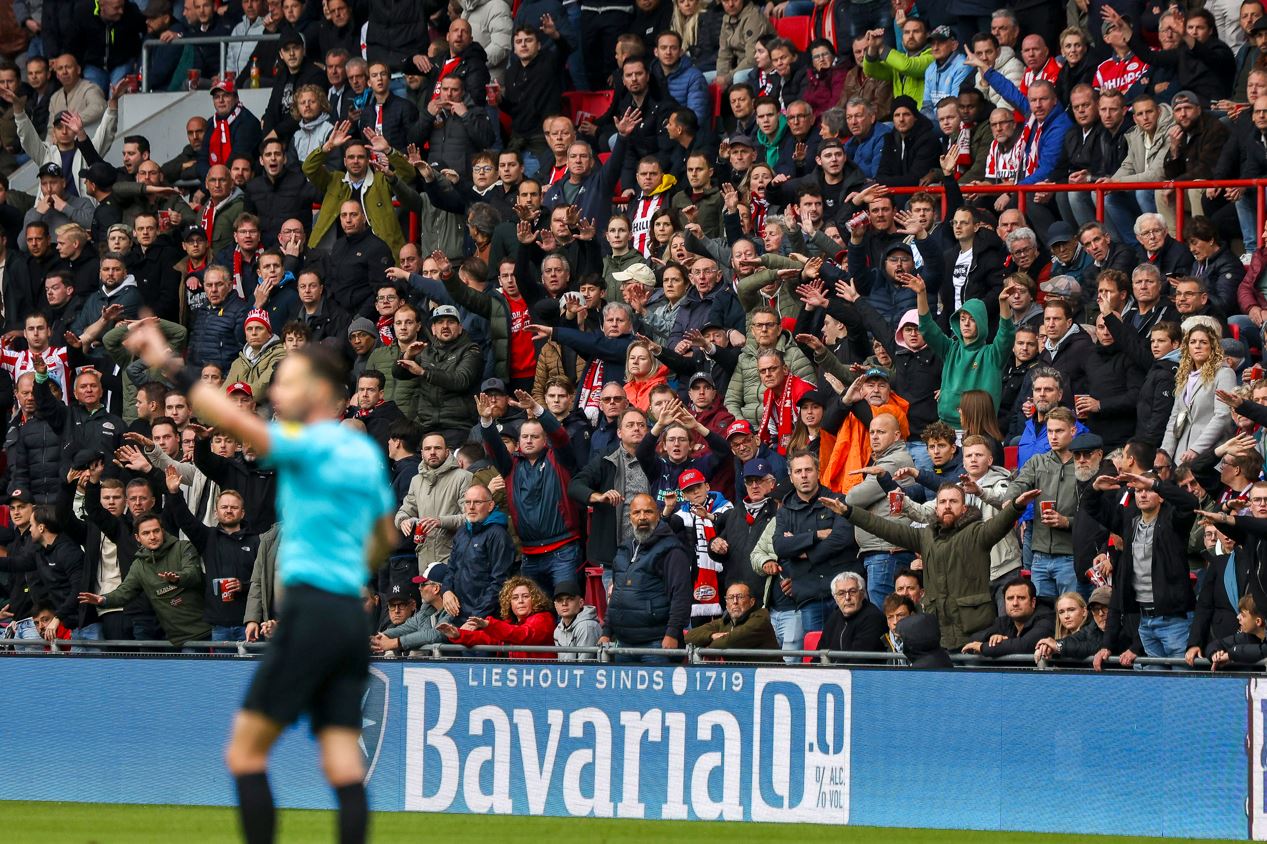 KNVB toont beelden rondom reanimatie in duel tussen PSV en Ajax