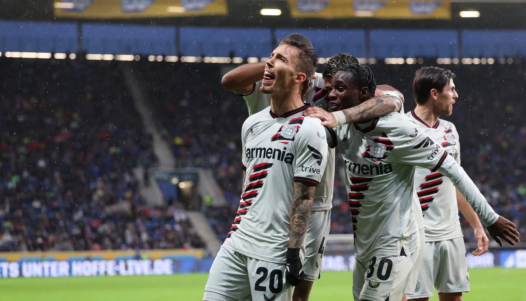 Leverkusen slaat terug na goal Weghorst, afgang Simons met Leipzig