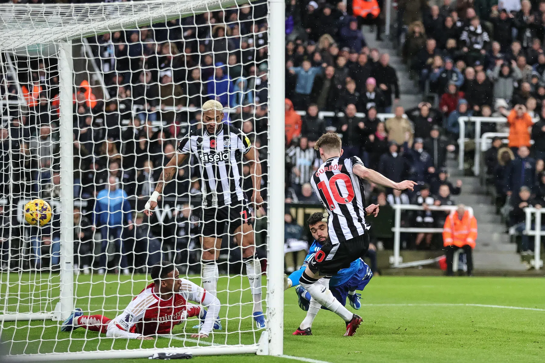 Zelfs driedubbele VAR-check kan Arsenal niet redden in Newcastle