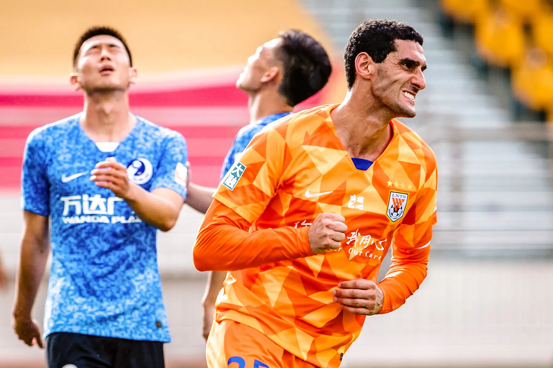 Fellaini (35) verlaat Chinese werkgever: einde carrière nog niet in zicht