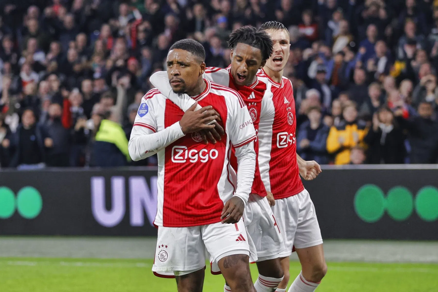 Martha dolblij met Ajax-debuut: 'Kon het niet geloven toen ik op het veld stond'