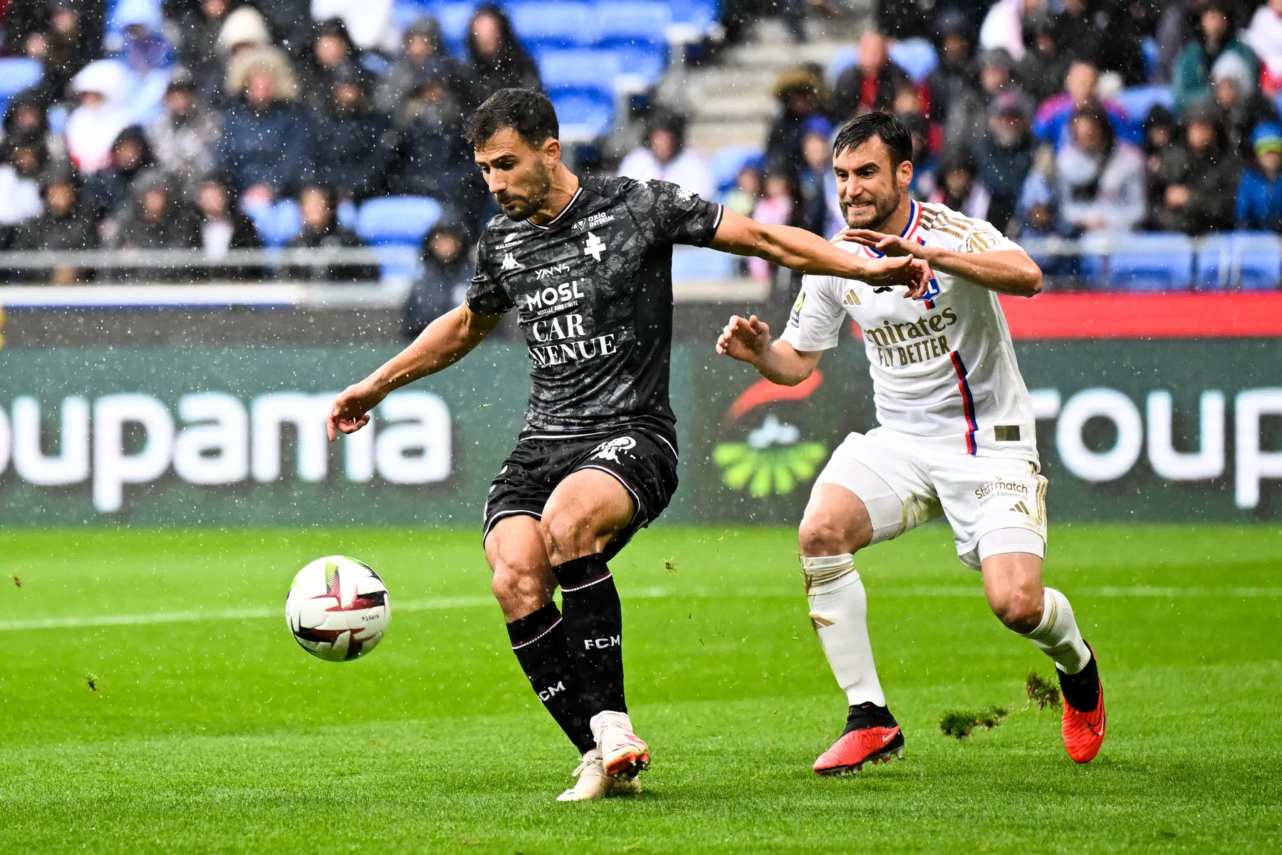 Lyon stelt ook in eerste duel sinds aanval op spelersbus zwaar teleur