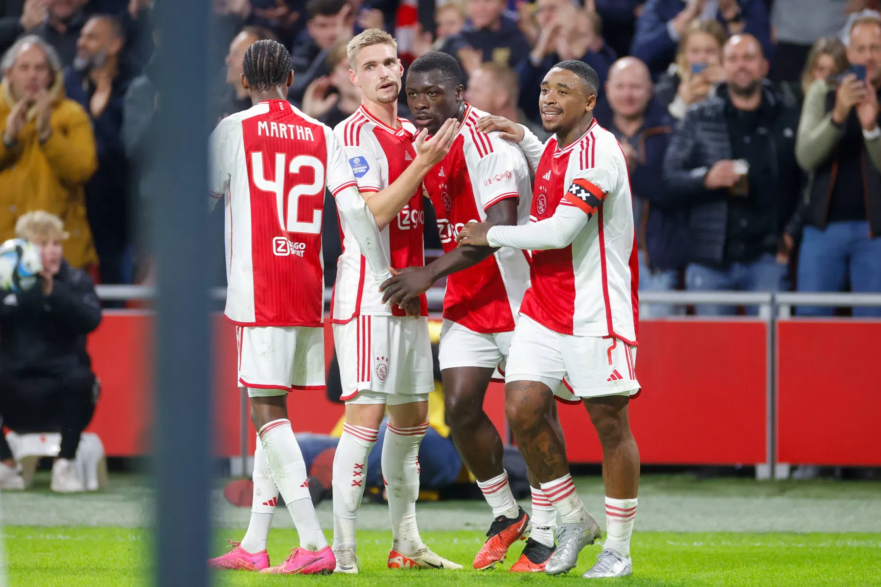 Ajax loopt in slotfase weg bij Heerenveen en wint weer onder Van 't Schip
