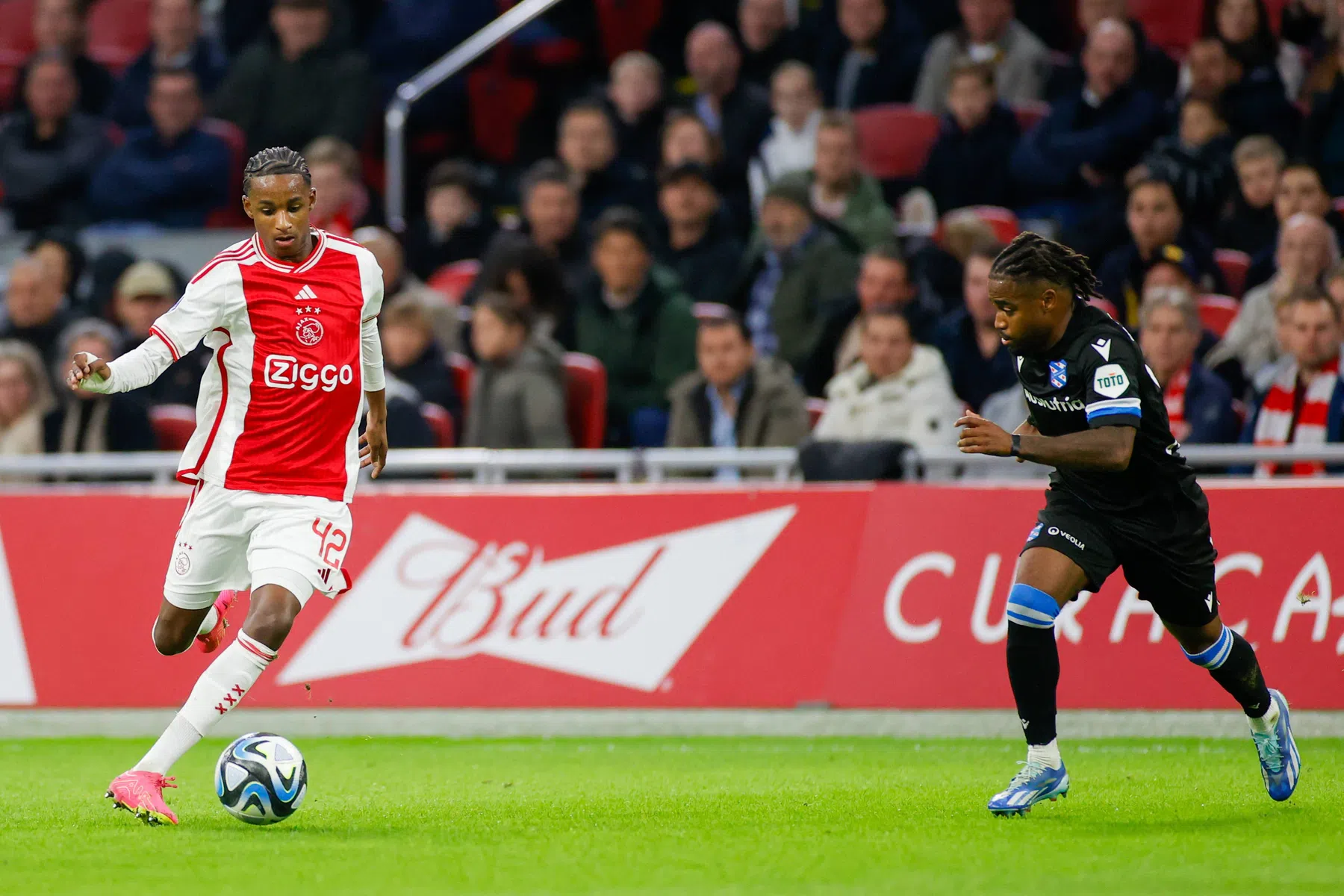 Martha vervolgt leerproces: 'Kan nog niet zeggen dat ik de linksback van Ajax 1 ben'