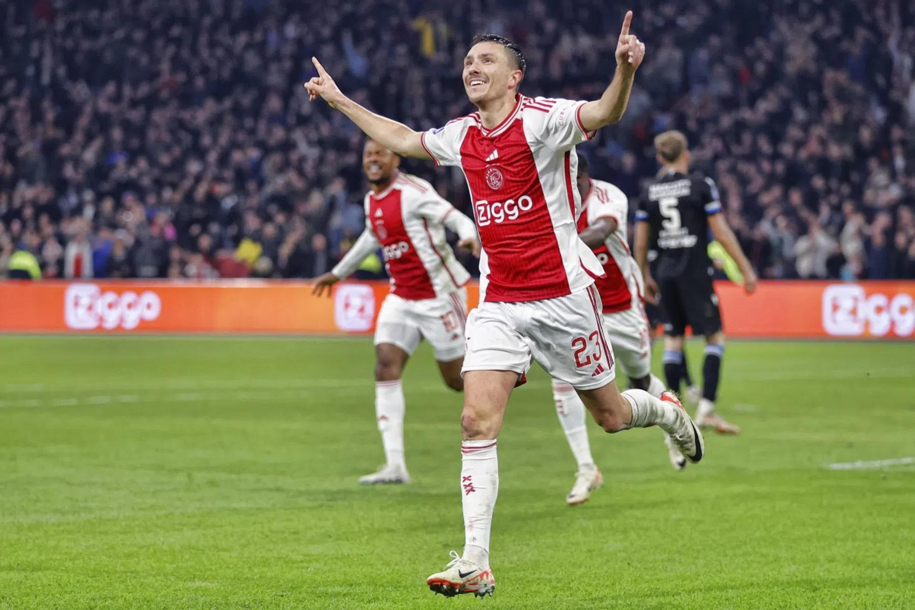 Berghuis vertegenwoordigt Ajax in door PSV gedomineerd Elftal van de Week