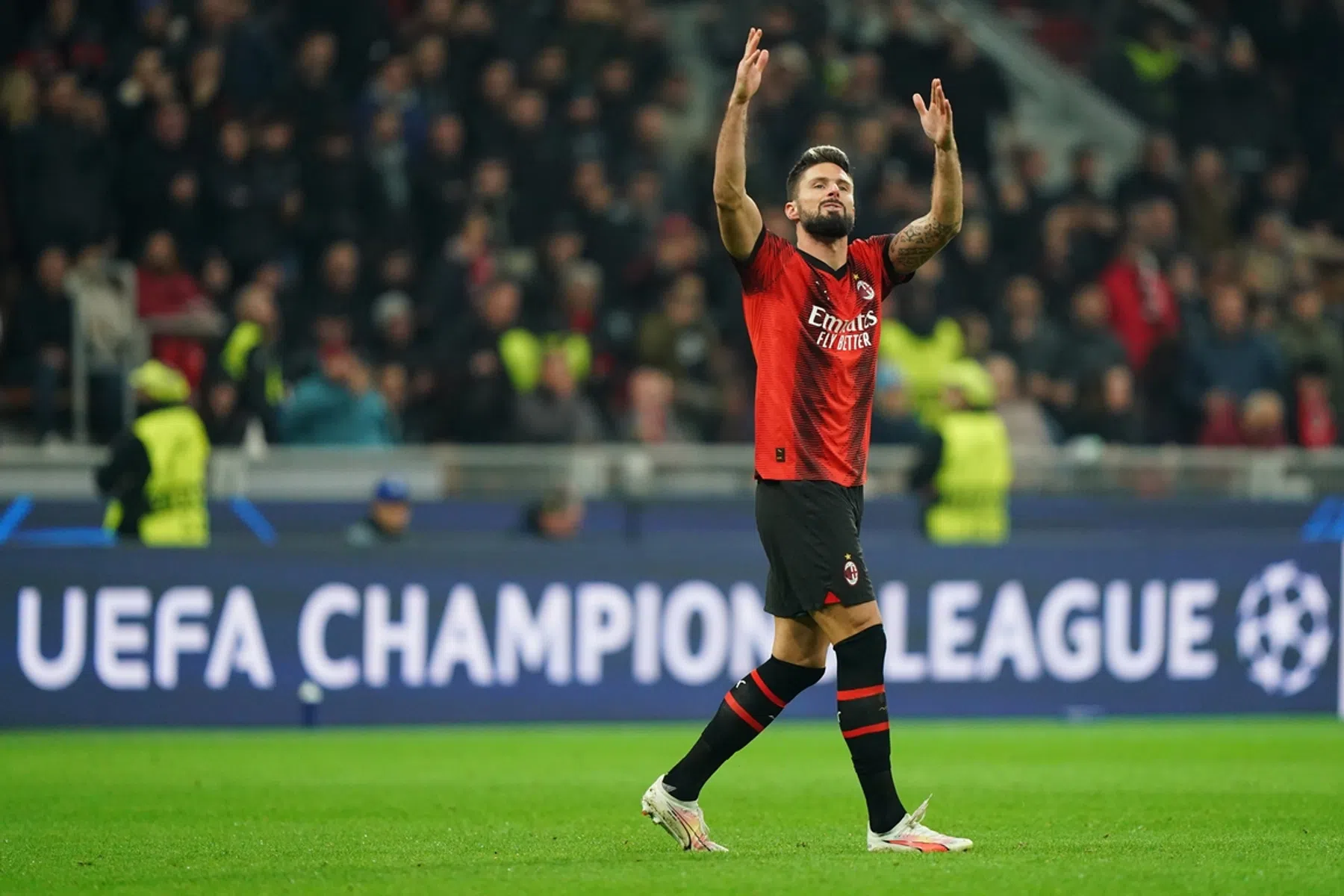 Giroud kopt Milan langs PSG en gooit groep helemaal open