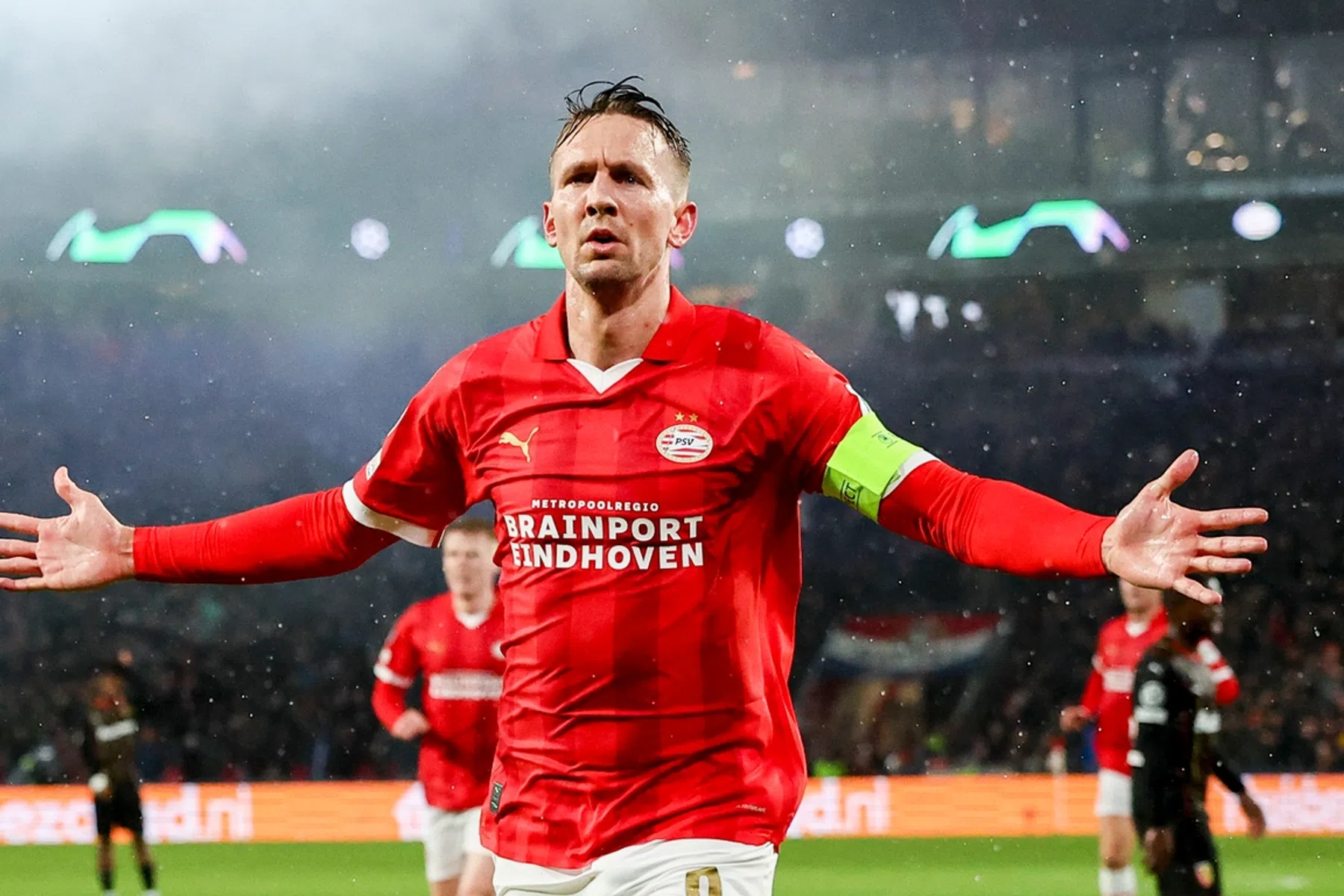 PSV behoudt CL-kansen in verhit duel met RC Lens