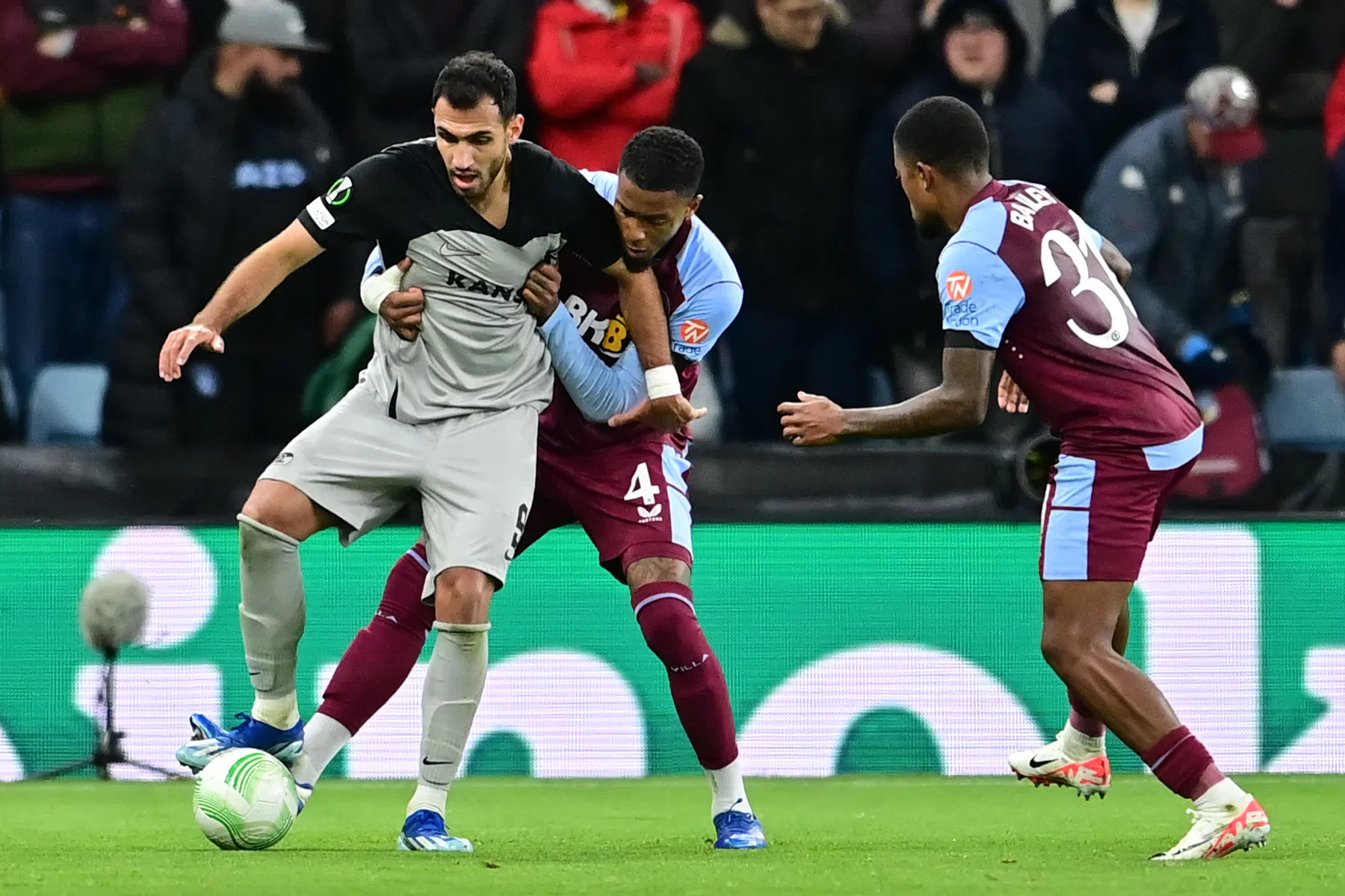 AZ staat na verlies bij Aston Villa aan de rand van de afgrond