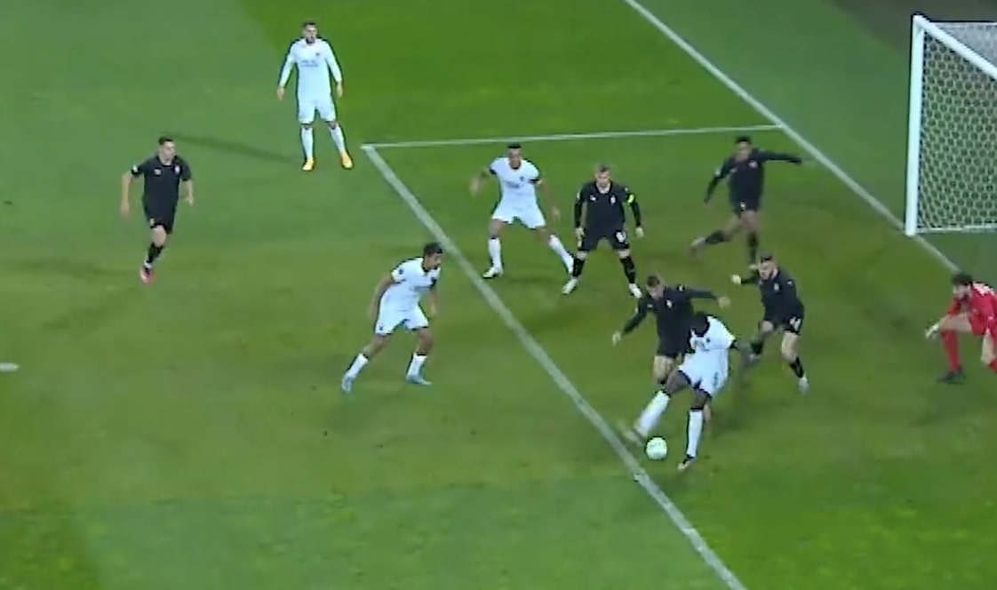 Luckassen doet het met de hak: emotionele zege voor Maccabi Tel Aviv