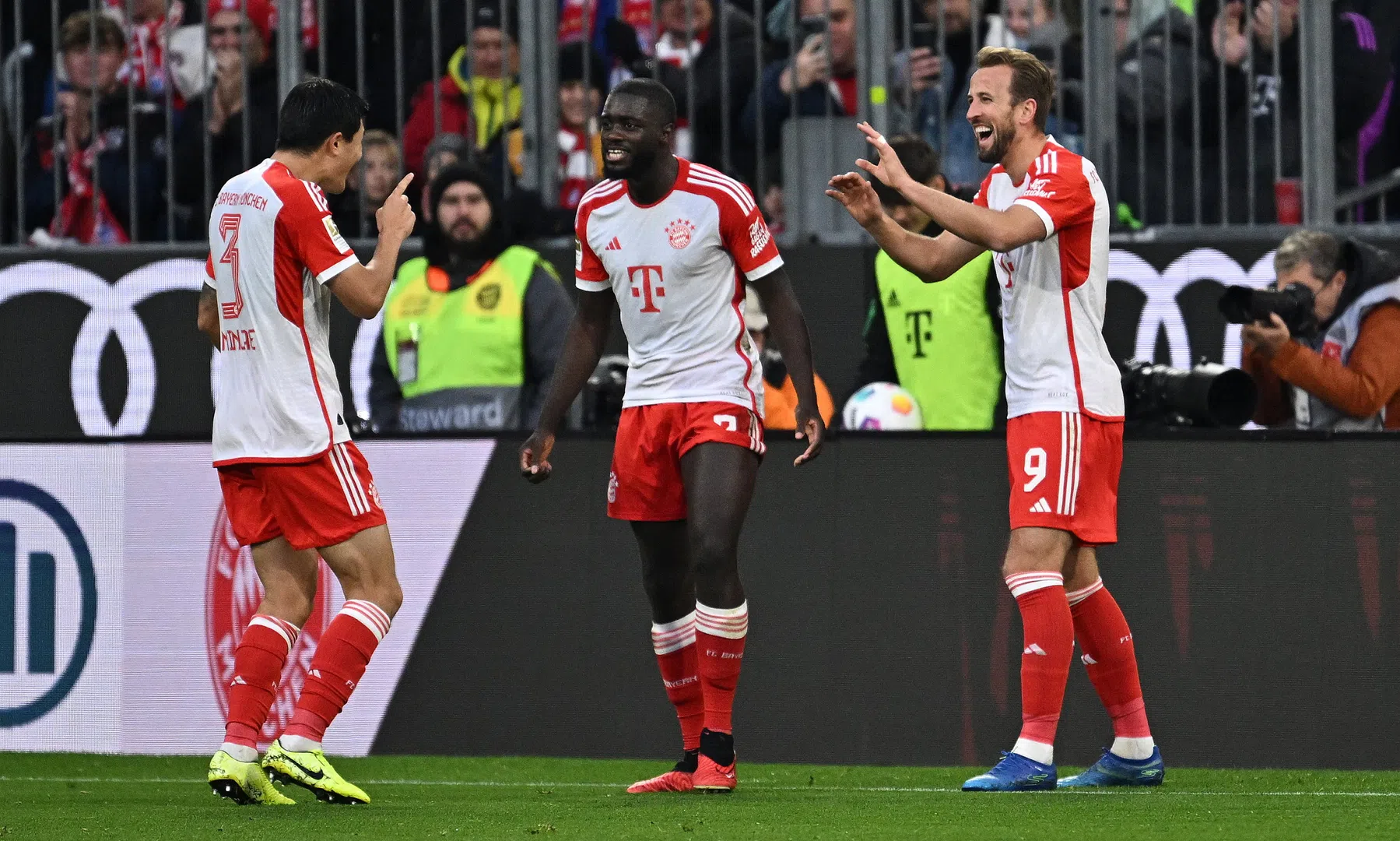 Sensationele Kane leidt doelpuntenmachine Bayern door Bundesliga