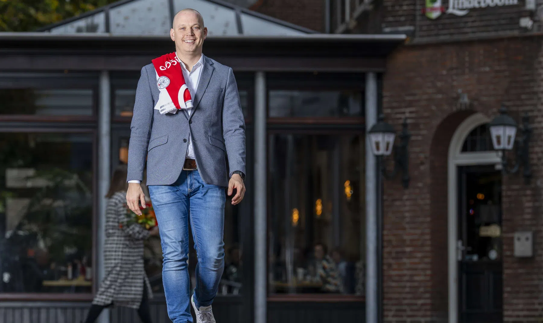 De wethouder die stad en land afreist voor wedstrijden van Ajax