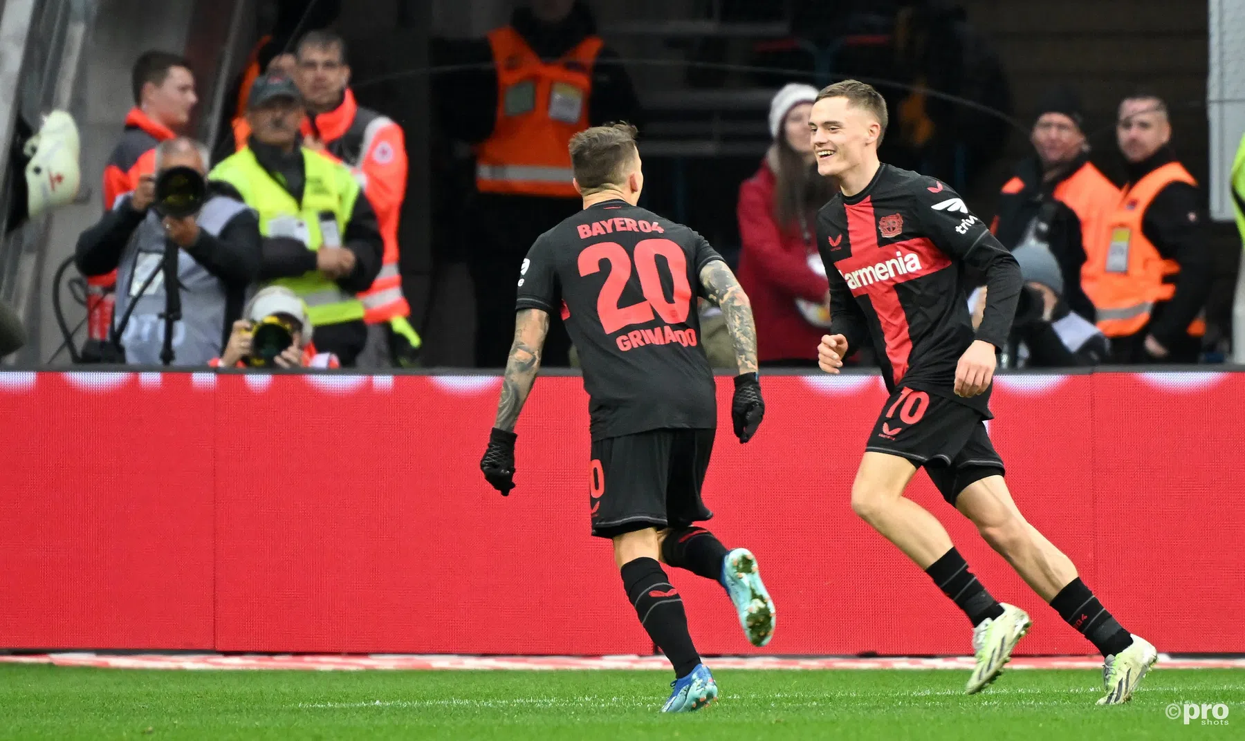 Linksback Grimaldo scoort wéér en helpt Leverkusen aan koppositie