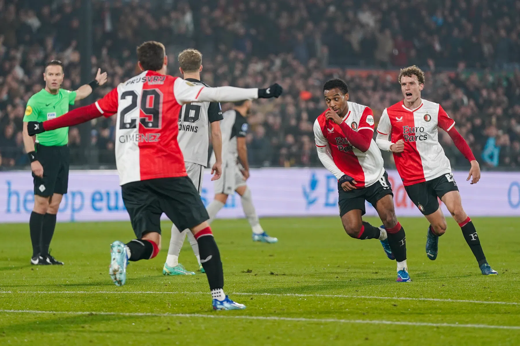 Feyenoord heeft in topper tegen AZ genoeg aan fraaie treffer Timber