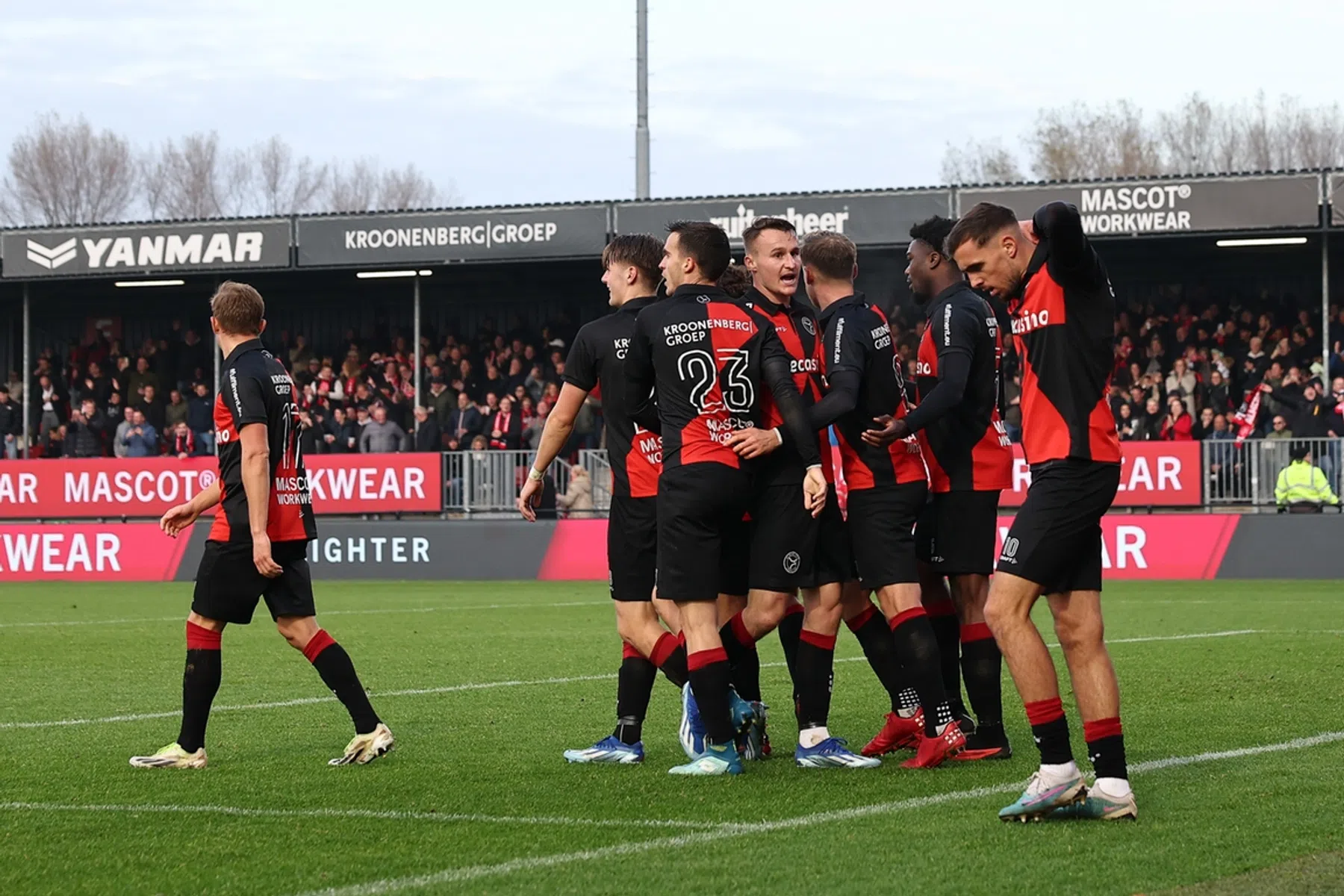 Ajax glijdt diep in blessuretijd uit tegen Almere City