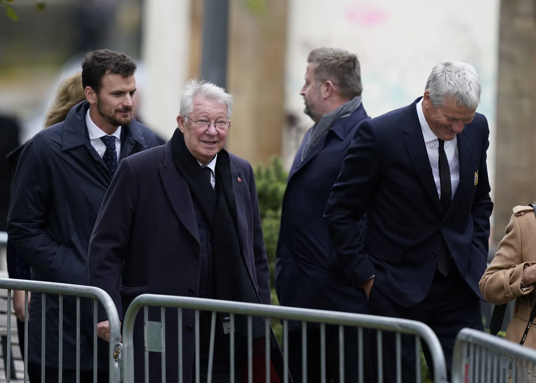 Duizenden Engelsen en vele grootheden bewijzen Sir Bobby Charlton laatste eer