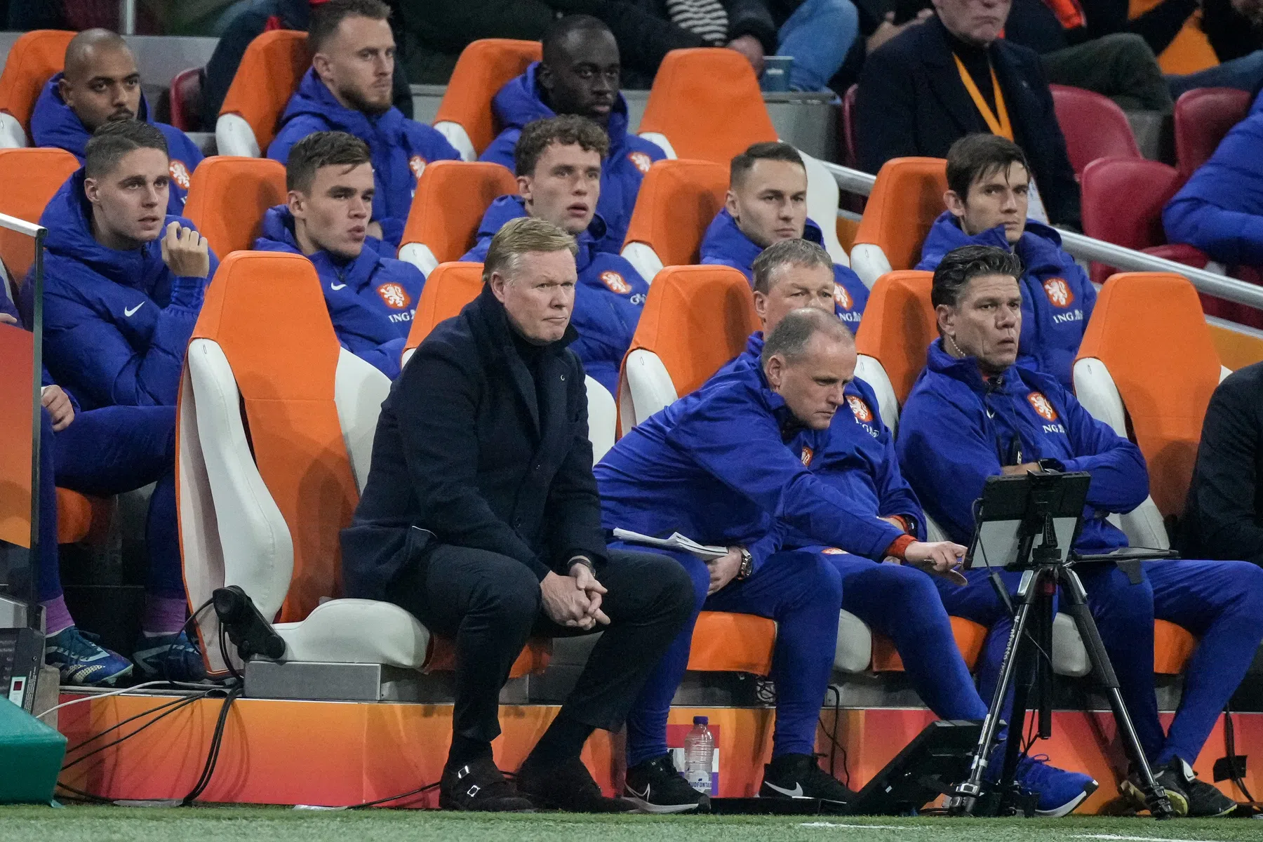 Koeman ergert zich aan 'camera tegen wang' en 'dramatisch' veld in Arena