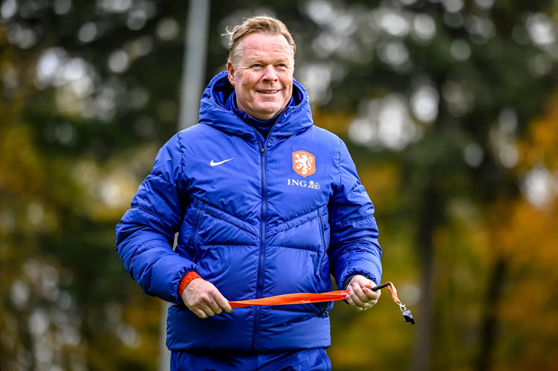 De lach is terug bij Koeman, nu nog bij de rest van het land