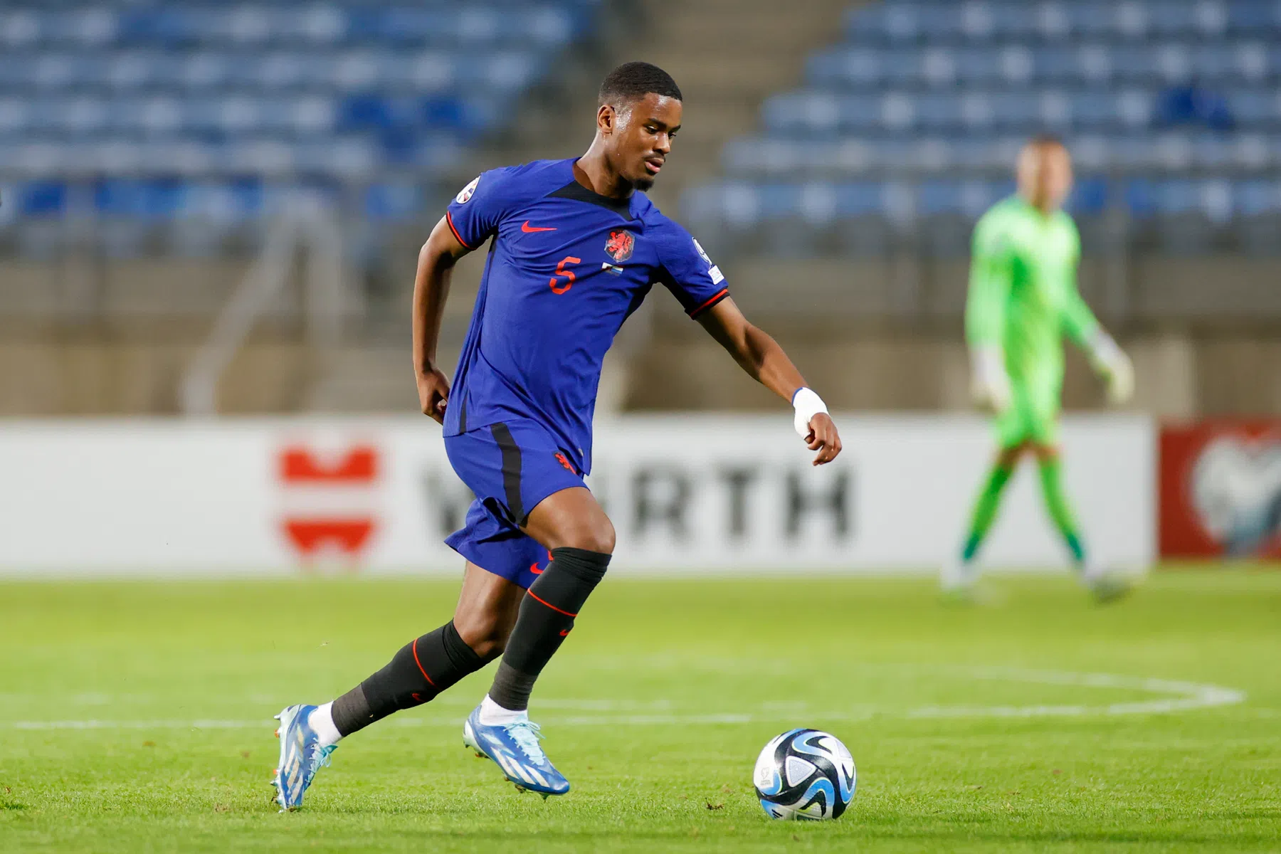 Oranje-debutant Hato schiet in de lach om eigen speech