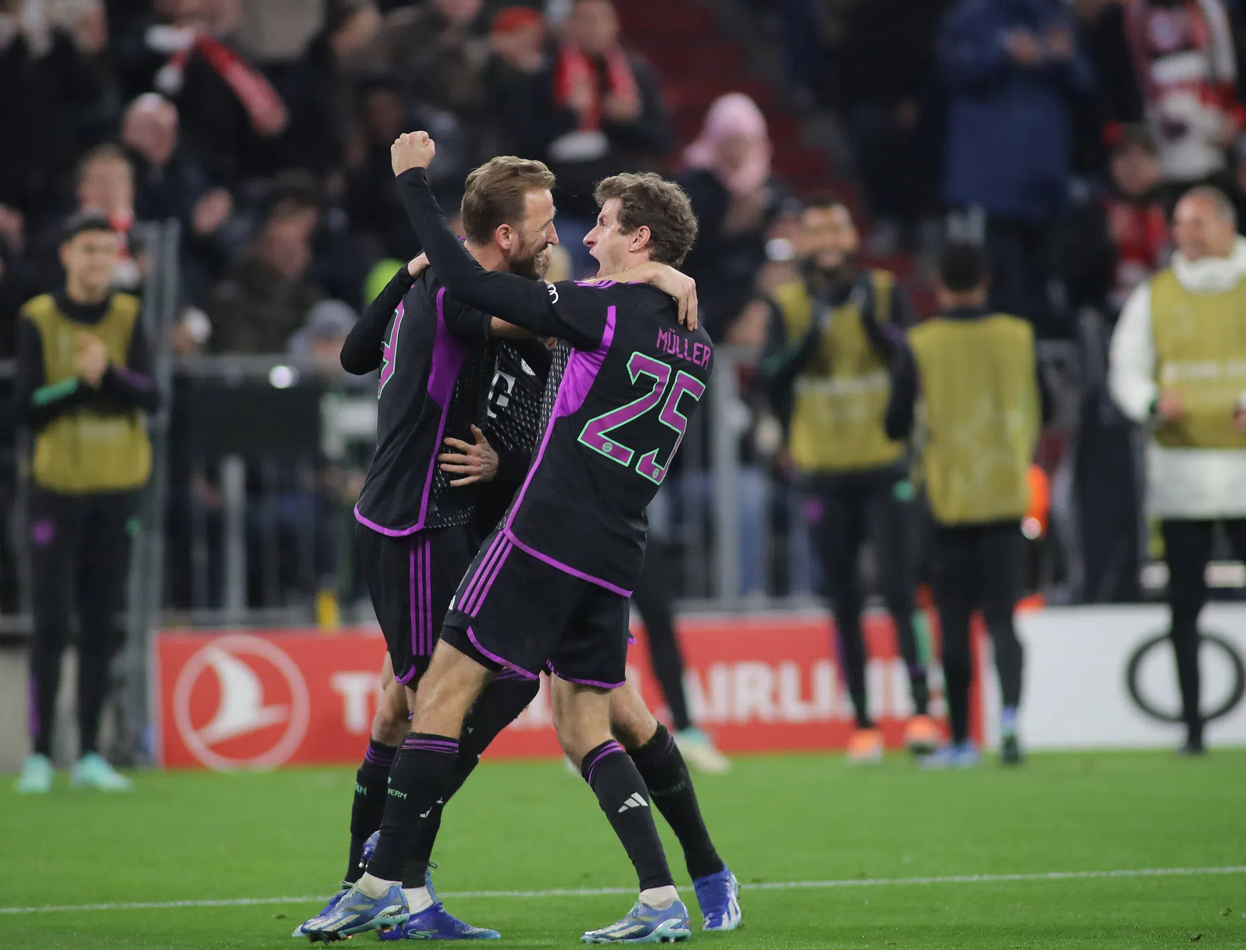 Kane kan niet stoppen met scoren: Bayern boekt zesde zege op rij