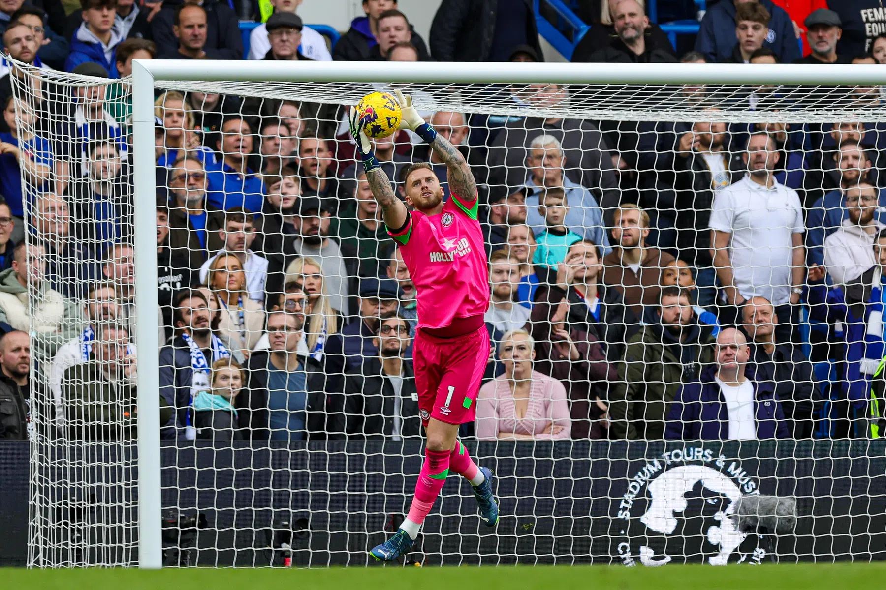 Bal door de benen van Flekken: Arsenal nieuwe koploper in Engeland
