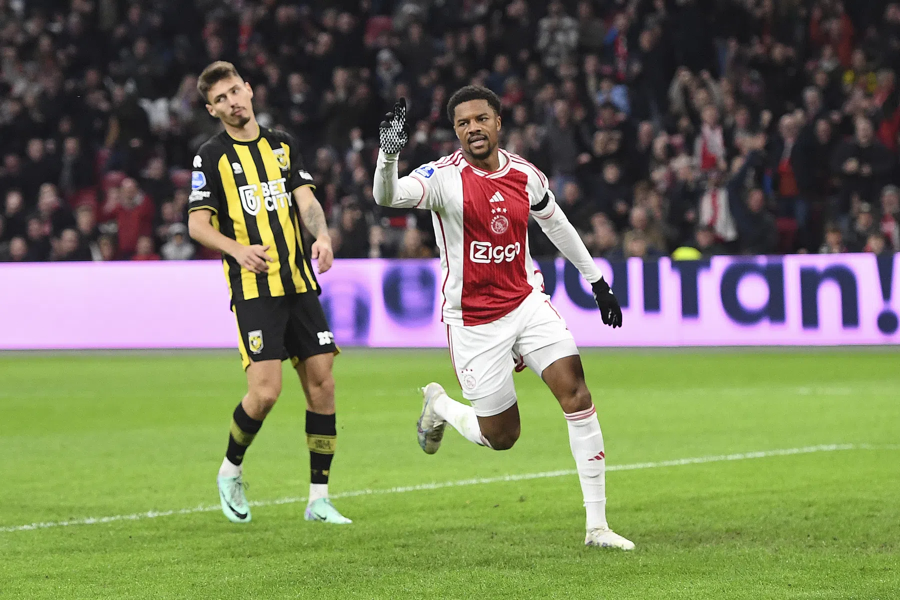 Ajax tankt vertrouwen en laat weinig heel van Vitesse
