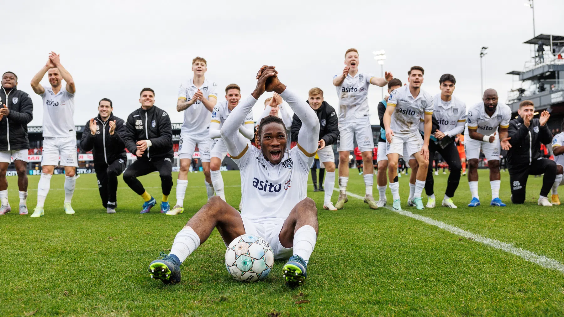 Heracles maakt via hattrickheld Sankoh op brute wijze einde aan Almere-reeks