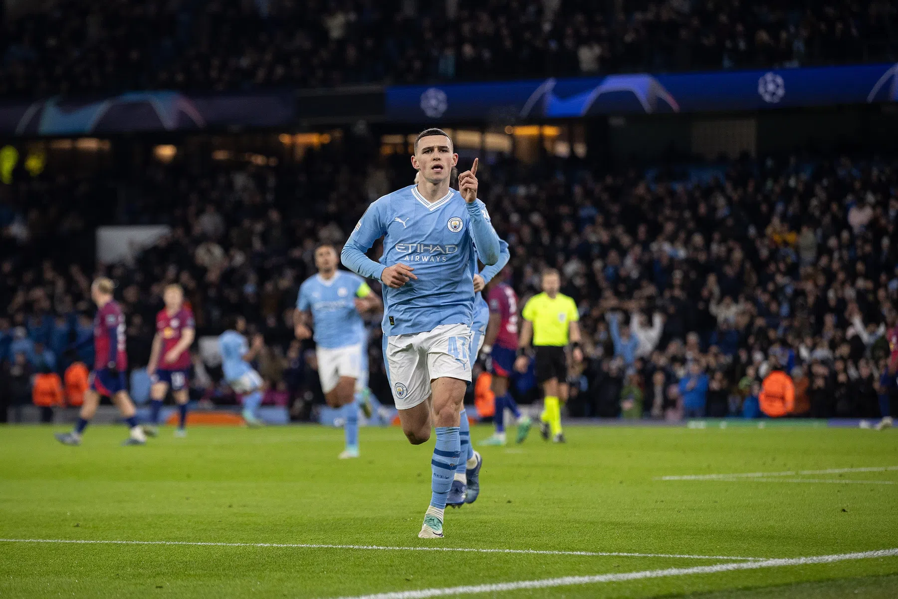 Manchester City ontsnapt na twee goals van Openda