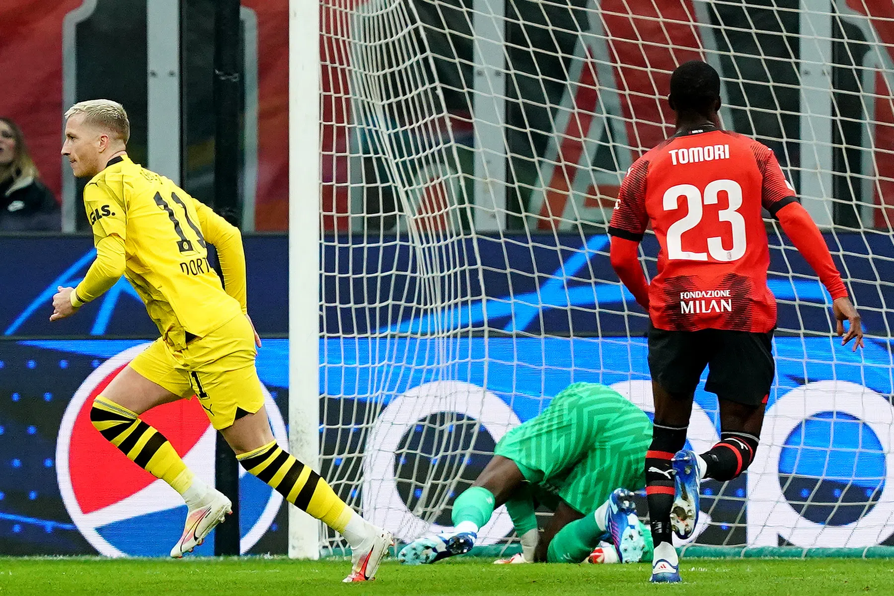 Dortmund succesvol in poule des doods, PSG ontsnapt in 98ste minuut
