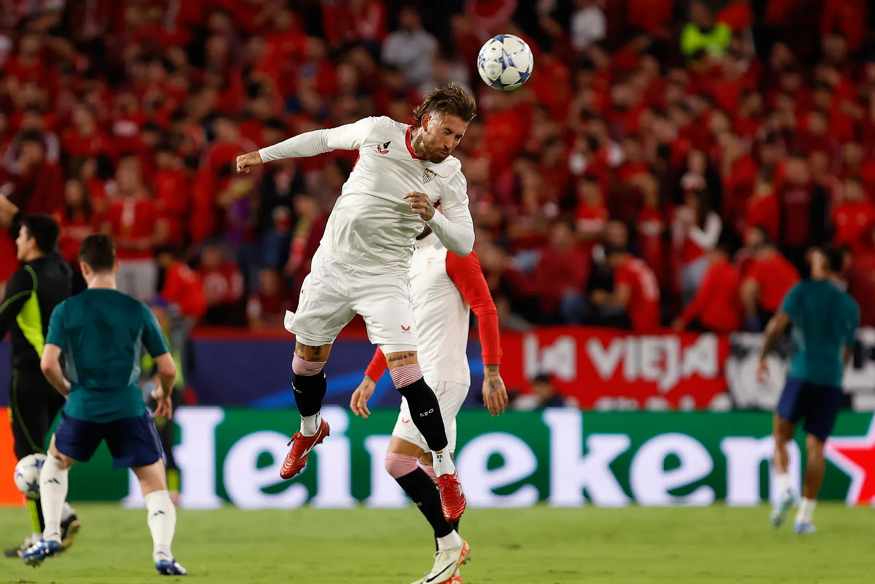 Veteraan Ramos brengt PSV in moeilijkheden met goal