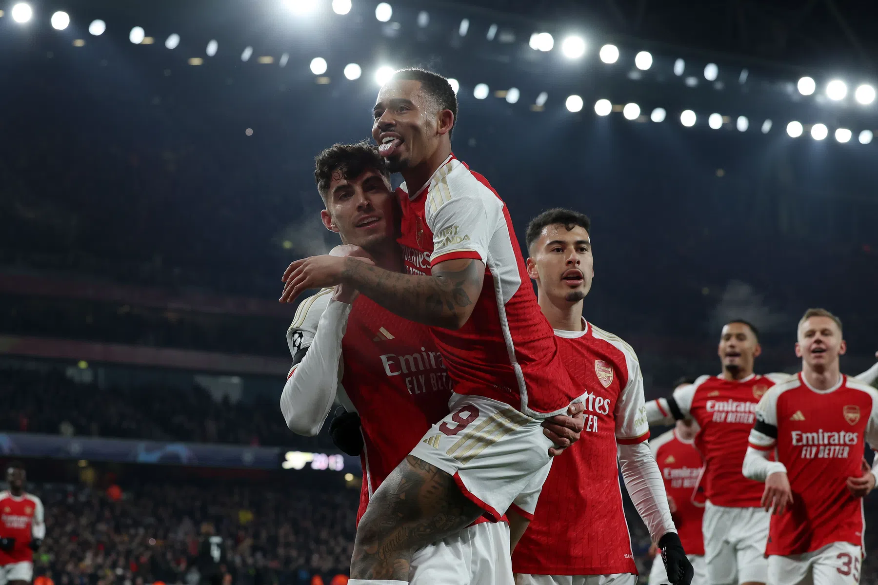 Swingend Arsenal katapulteert zichzelf én PSV naar knock-outfase CL